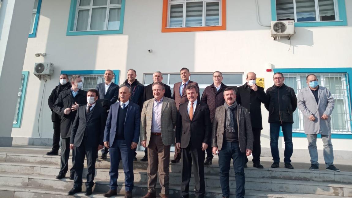 Şişecam fabrikaları yönetim kurulu Başkan vekili Prof. Dr. Ahmet KIRMAN Bey ve fabrika müdürlerimiz okulumuzu ziyaret etti. 