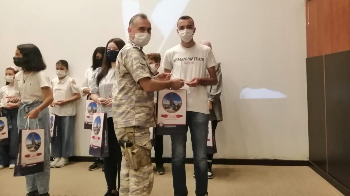 Öğrencimiz Emrecan Faydalı 18 Mart Çanakkale Zaferi ve Şehitleri Anma Günü kompozisyon yarışmasında ikinci olmuştur. Hediyesini Hava Trafik Albay Kadri Bahtiyar'dan aldı.