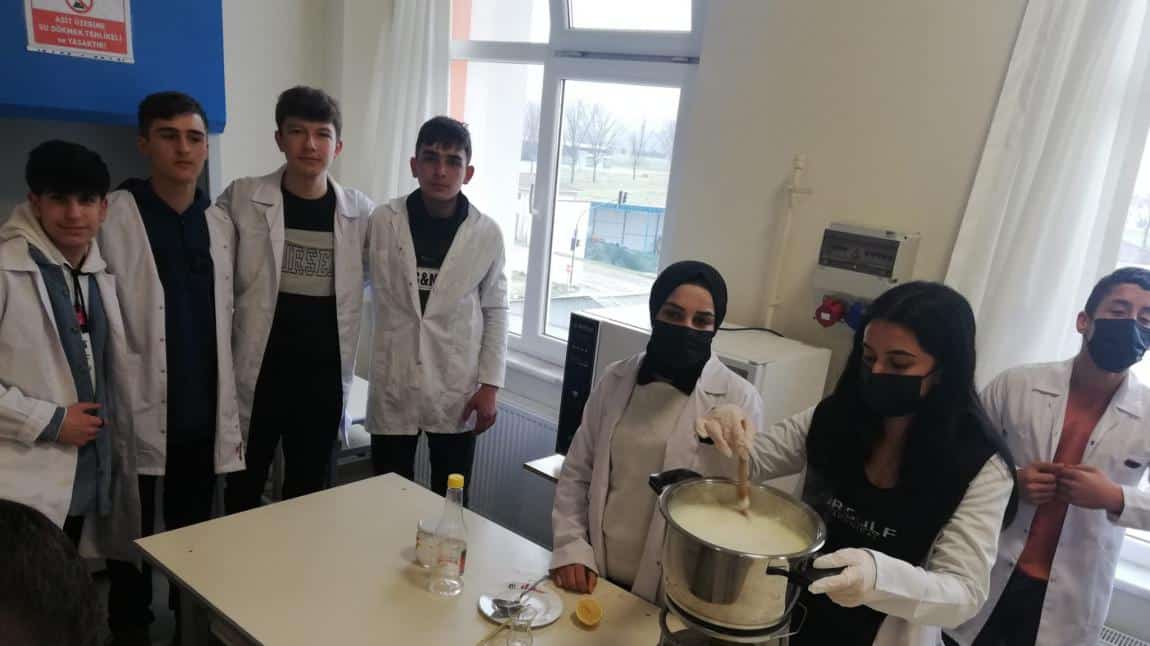 Laboratuvar Hizmetleri alanında peynir üretimine devam ediyoruz. İnek ve koyun sütü karışık tam yağlı peynir üreten öğrencilerimizi tebrik ediyoruz.