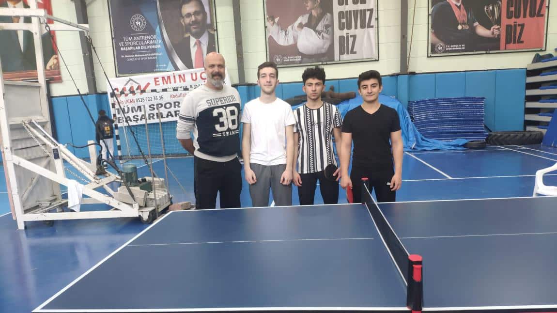 Masa tenisi şampiyonları Şişecam Mesleki ve teknik Anadolu Lisesinden. İlçemizde yapılan turnuvada ilk üç derece öğrencilerimiz tarafından paylaşıldı.